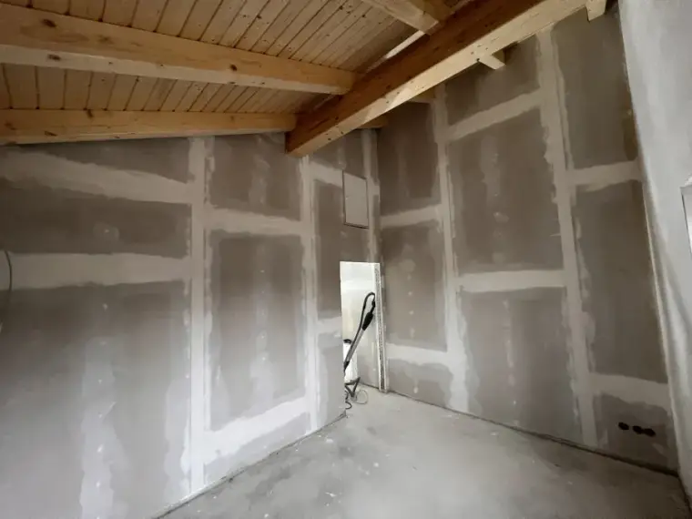 Trockenbauwand Referenz – Gipskartonwände im Dachgeschoss unter Holzbalkendecke in Brandenburg