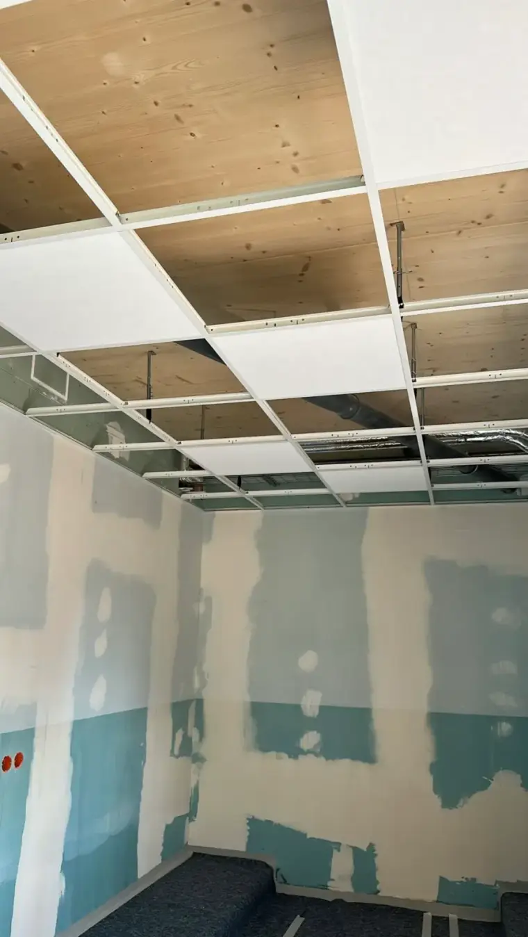 Deckensystem Referenz – abgehängte Rasterdecke mit Einlegeplatten im Metallraster im Trockenbau in Berlin