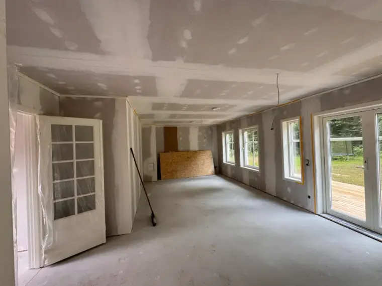 Innenausbau Referenz – im Trockenbau ausgebauter Raum mit großer Fensterfront in Berlin & Brandenburg
