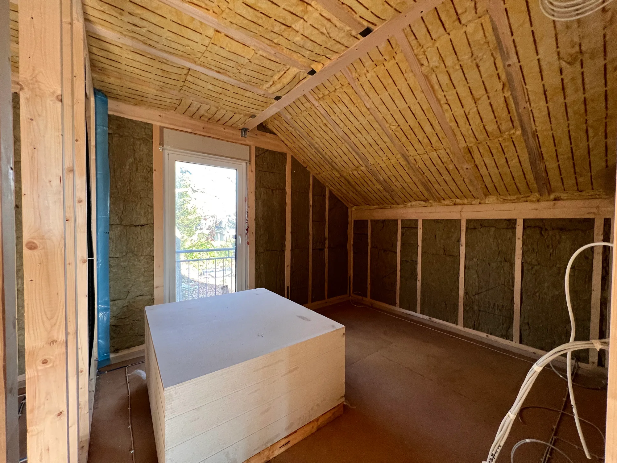 Dämmarbeiten Referenz – gedämmte Dachschräge und Kniestockwände im Holzständerwerk im Dachgeschoss in Brandenburg