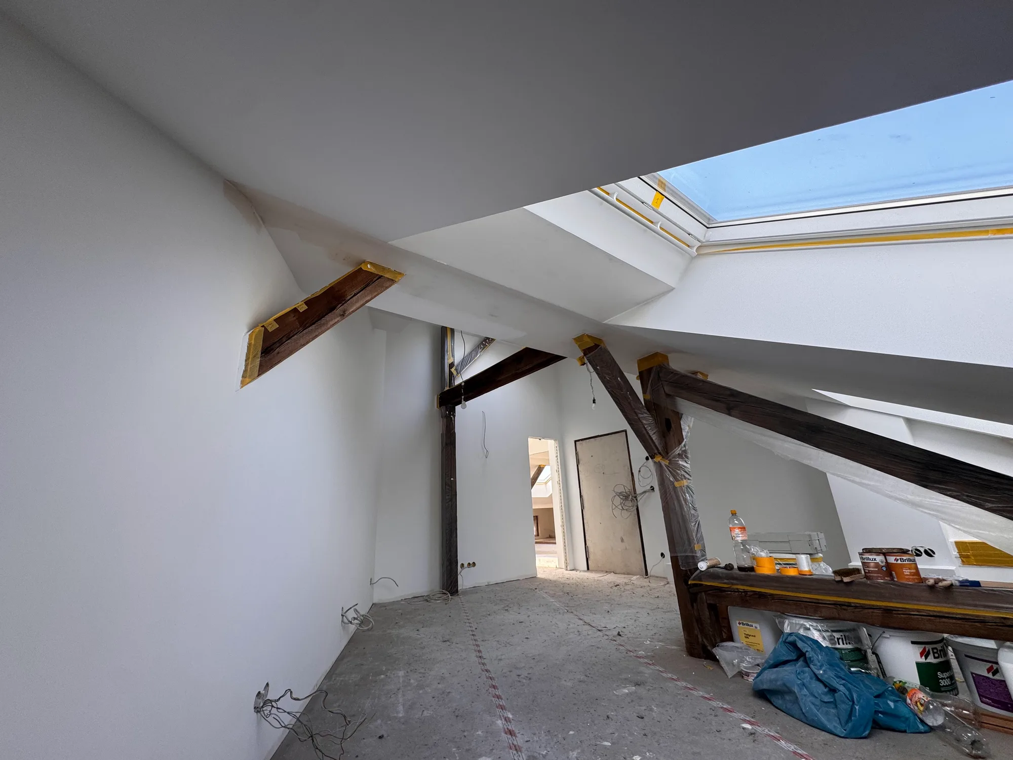Dachausbau Referenz – Dachgeschoss mit Trockenbau, Dachschrägen und sauberer Ausführung. Dachausbau Referenz – ausgebaute Dachschräge mit Trockenbau in Berlin & Brandenburg