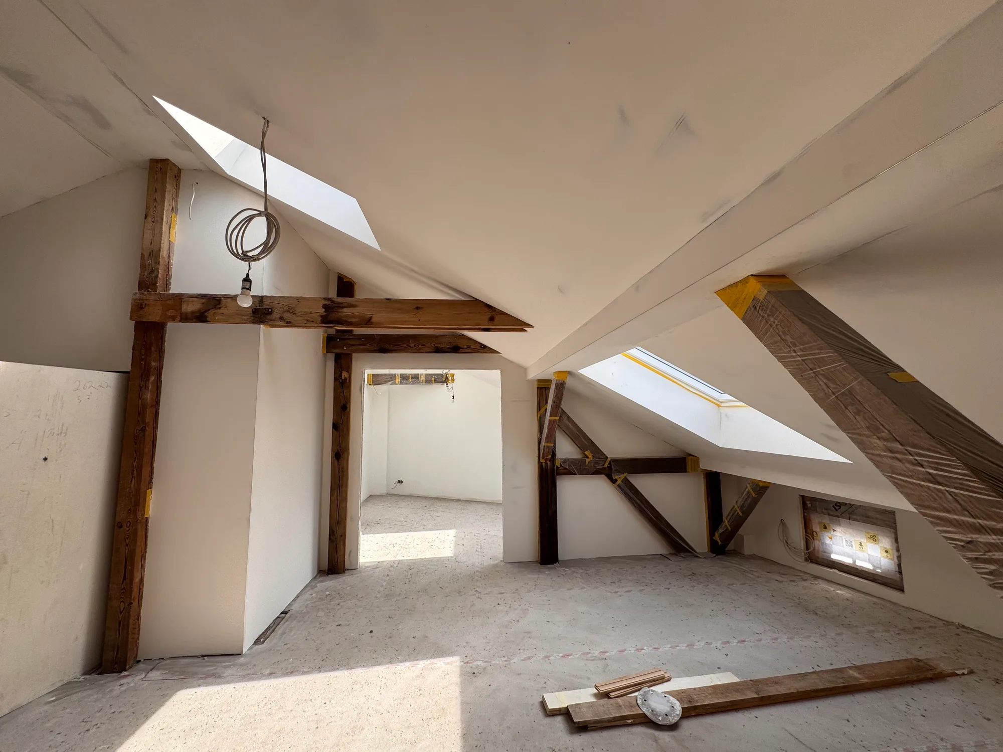 Dachausbau Referenz – Dachgeschoss mit Trockenbau, Dachschrägen und sauberer Ausführung. Dachausbau Referenz – ausgebaute Dachschräge mit Trockenbau in Berlin & Brandenburg