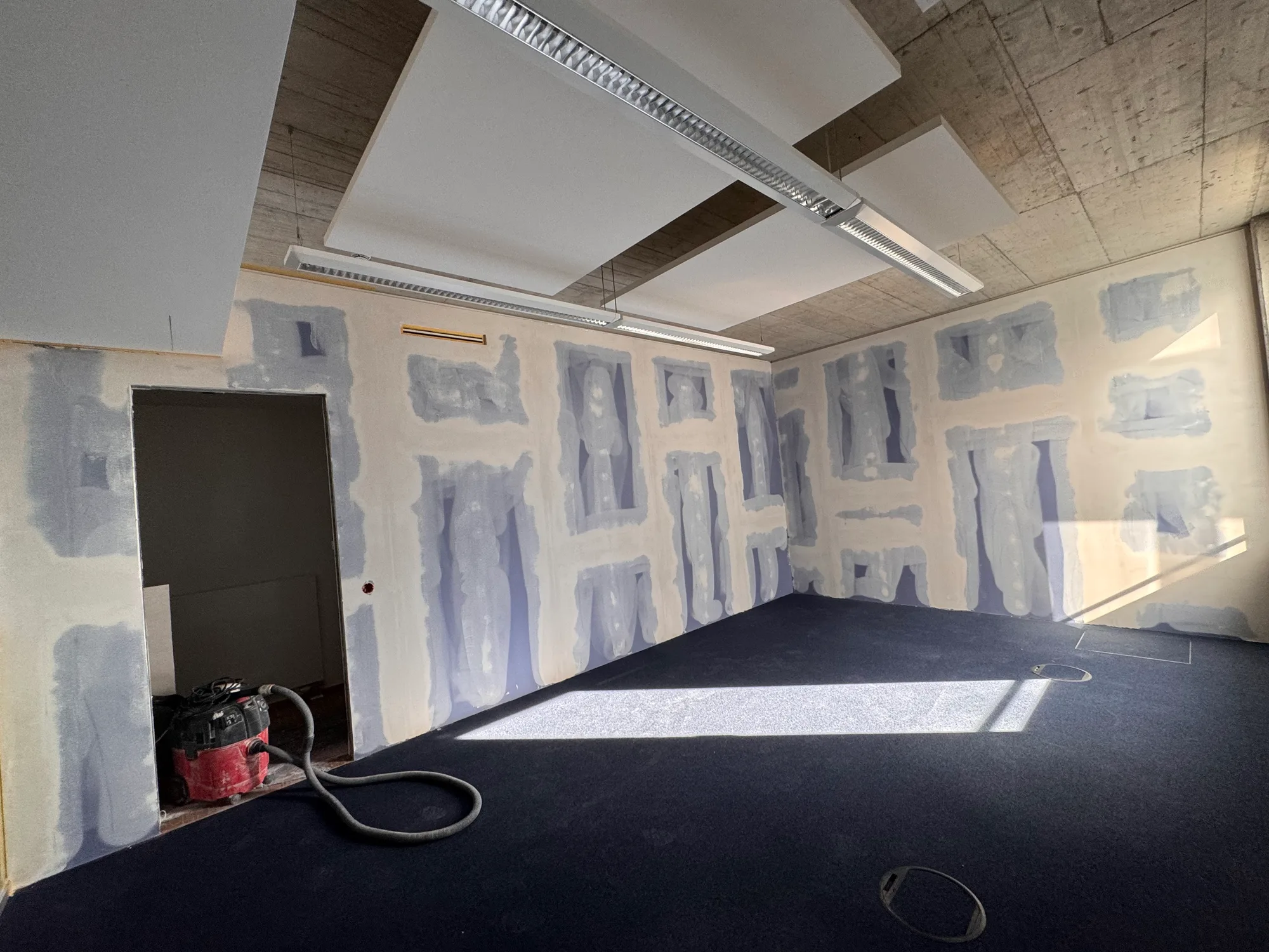 Trockenbauwand / Trennwand, fachgerecht aufgebaut und gespachtelt. Trockenbauwand – gespachtelte Trennwand im Trockenbau – M&N Trockenbau Berlin & Brandenburg