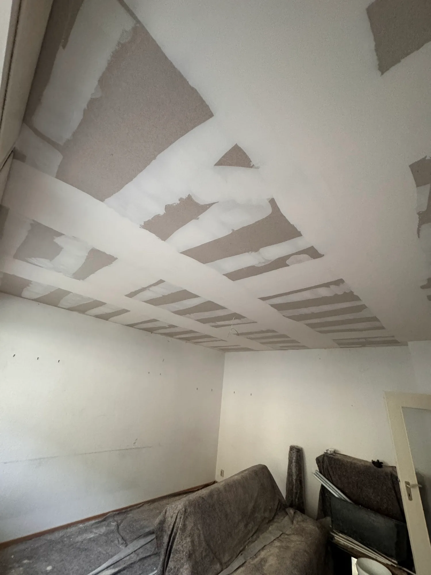 Deckensystem / abgehängte Decke im Trockenbau, sauber ausgeführt. Deckensystem – abgehängte Decke im Trockenbau – M&N Trockenbau Berlin & Brandenburg