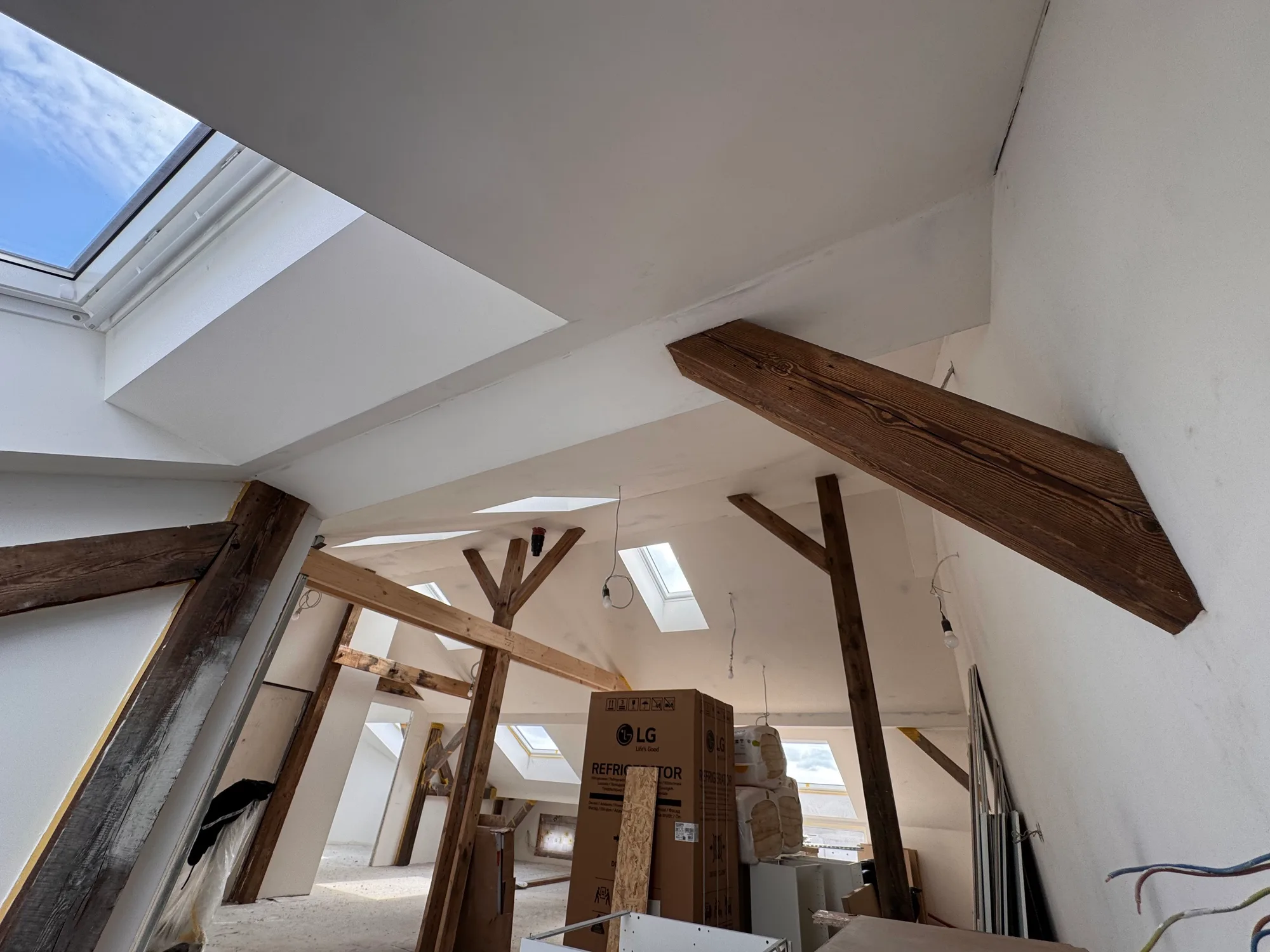 Dachausbau Referenz – Dachgeschoss mit Trockenbau, Dachschrägen und sauberer Ausführung. Dachausbau Referenz – ausgebaute Dachschräge mit Trockenbau in Berlin & Brandenburg