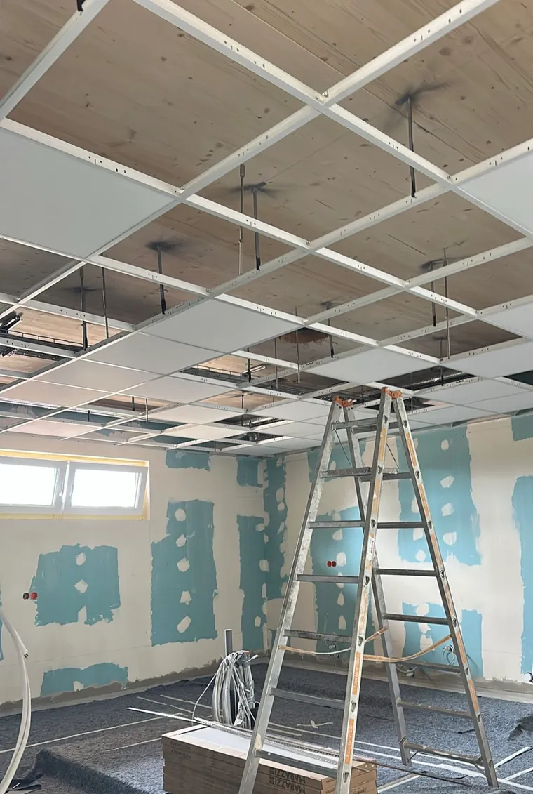 Abgehängte Decke / Deckensystem im Aufbau – M&N Trockenbau Berlin und Brandenburg