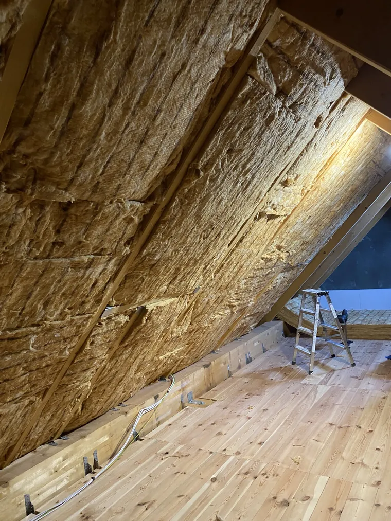 Dachgeschossausbau mit Trockenbau, Dachschrägen und sauberer Ausführung. Dachausbau – ausgebautes Dachgeschoss mit Trockenbau – M&N Trockenbau Berlin & Brandenburg