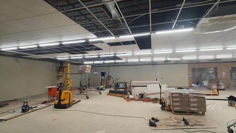Deckensystem / abgehängte Decke im Trockenbau, sauber ausgeführt. Deckensystem – abgehängte Decke im Trockenbau – M&N Trockenbau Berlin & Brandenburg